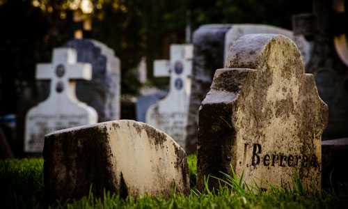 Для того чтобы краем глаза заглянуть в будущее, недостаточно толковать только само кладбище, имеют значение и те действия, который человек на нем совершает