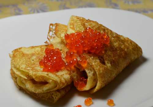 Обжаривайте блины на чугунной сковороде или на сковороде с антипригарным покрытием и тогда ваши блины точно не прилипнут к ее поверхности