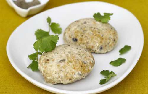 Затем положите несколько ложек сметаны или кефира