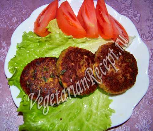 Затем положите несколько ложек сметаны или кефира