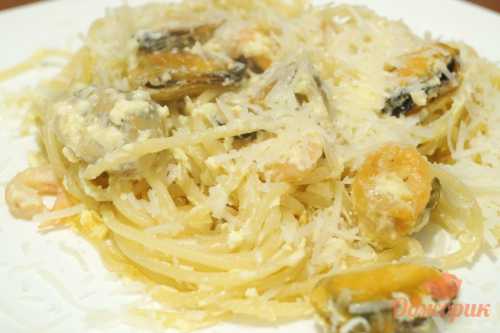 Сверху посыпать сыром, натертым на мелкой терке