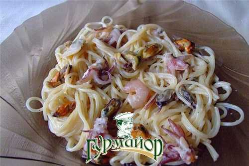 Морепродукты разморозить, сполоснуть под прохладной водой