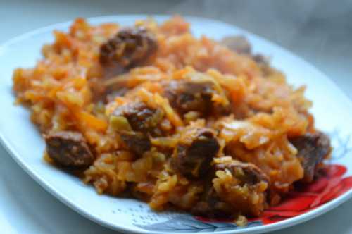 Тушеная капуста с сушеными белыми грибами и копчеными сардельками