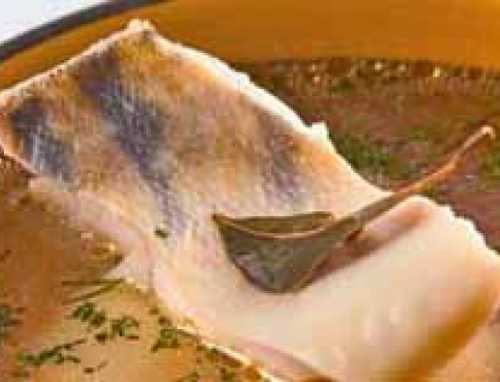 Готовый суп из стерляди необходимо разлить по тарелкам и присыпать небольшим количеством зелени