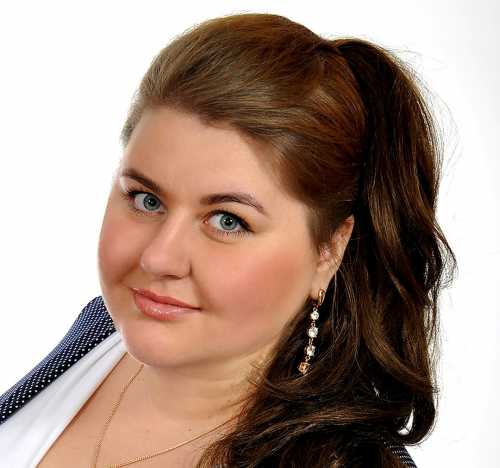 В центре картины две женские истории