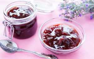 Чтобы приготовить ягодный спирт или настойку, потребуется слегка подвялить ягоды посушить при в духовке