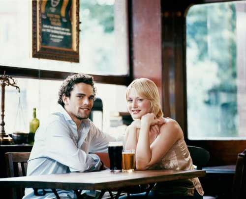 Культурный и воспитанный мужчина пропустит женщину вперед, распахнет перед ней дверь в помещение