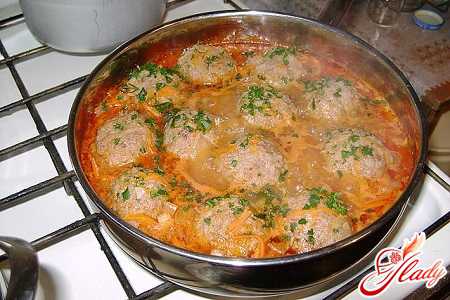 Ингредиенты фарш из свинины с говядиной г небольшие моркови головка лука стложки длинозернис того риса небольшой кусочек капусты сметана г манная крупа г томат г масло для жарки