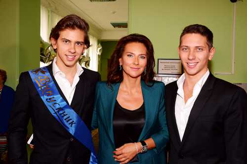 Сын Жасмин попрощался со школой