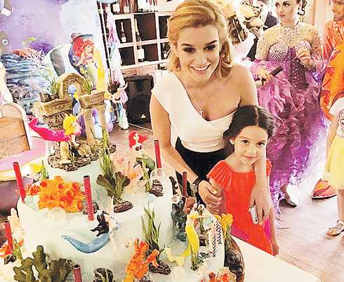 На участников путешествия можно одеть спасательные жилеты, а именинник должен обязательно получить капитанскую фуражку