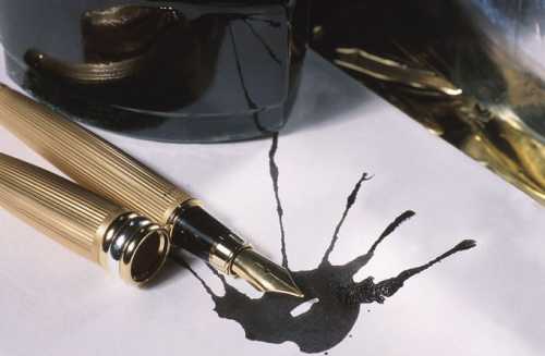 Если область загрязнения велика и деликатная стирка не помогает, повторите процедуру с химическими средствами