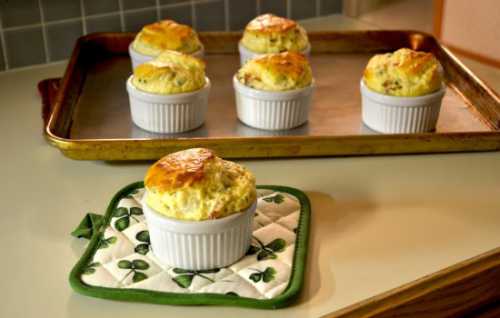 Соединяем рисовую кашу с куриным пюре, тщательно вымешивая смесь ложкой или взбивая блендером на низких оборотах