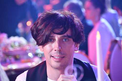 Потому что он всем рассказывает сказки в виде блокбастеров