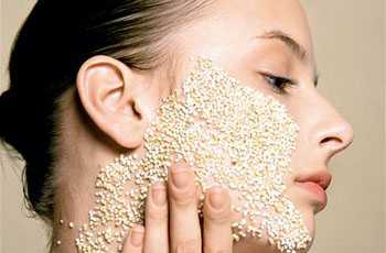 Такой скраб хорош для холодного времени года, когда волосы страдают от частого ношения головных уборов и сухого воздуха отапливаемых помещений