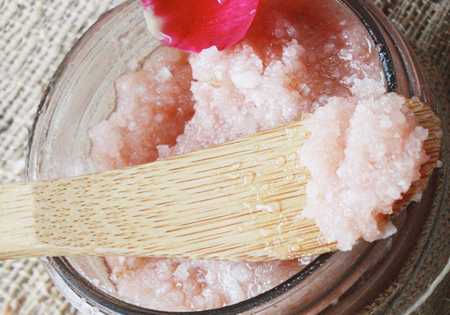 Для него нужно абразивную основу разбавить соком алоэ или просто смешать с измельчёнными листьями этого растения, чтобы получилась довольно густая смесь, которую было бы удобно наносить на волосы