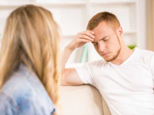 Женщина начинает отдаляться, у нее появляются секреты, она больше предпочитает проводить время с подругами или часто уезжает к маме