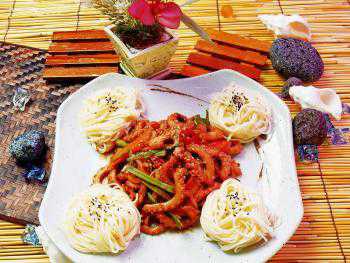 Широко используются овощи и фрукты оливки, баклажаны, лимоны, апельсины