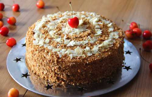 Когда вода закипит, добавьте муку и крахмал и сразу начинайте интенсивно вымешивать тесто