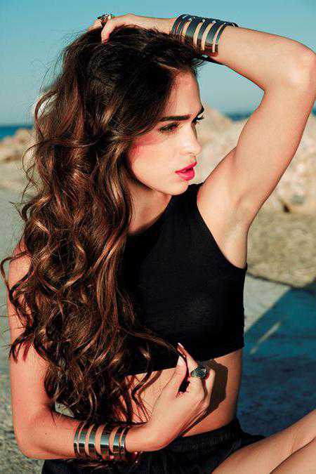 В больших профессиональных комплектах всегда достаточно электрических бигуди для создания разных эффектов на волосах